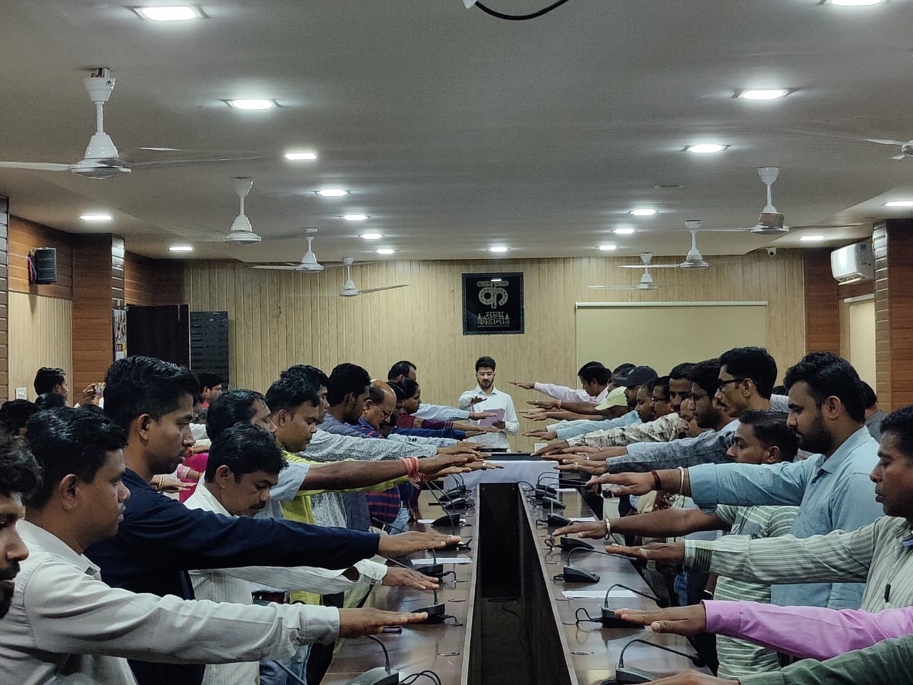 कोण्डागांव जिला कार्यालय में झीरम घाटी नक्सल हिंसा के शहीदों को दी गई श्रद्धांजली