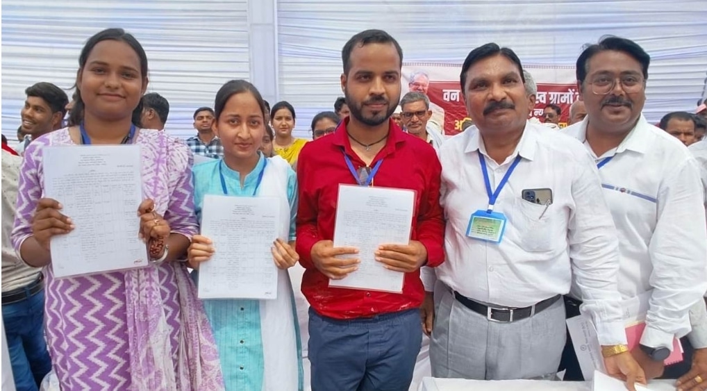 <strong>धमतरी में 23 सब इंजीनियरों को मुख्यमंत्री ने सौंपा नियुक्ति पत्र</strong>