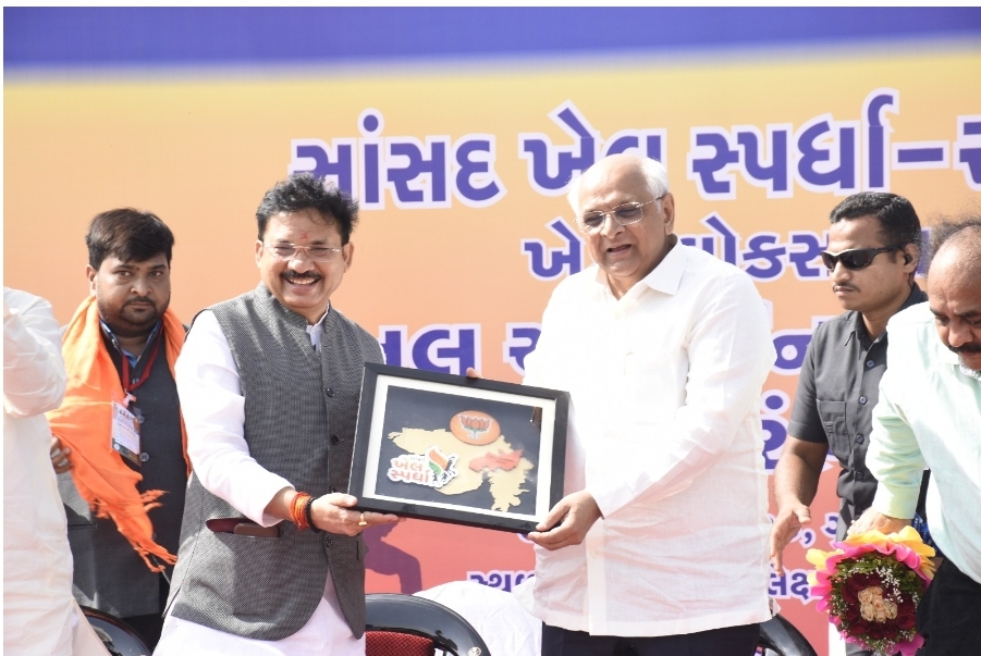 <strong>गुजरात के मुख्यमंत्री भूपेंद्र पटेल और संचार राज्य मंत्री  देवुसिंह चौहान ने मध्य प्रदेश खेल प्रतियोगिता में खिलाड़ियों को पुरस्कार प्रदान किए</strong>