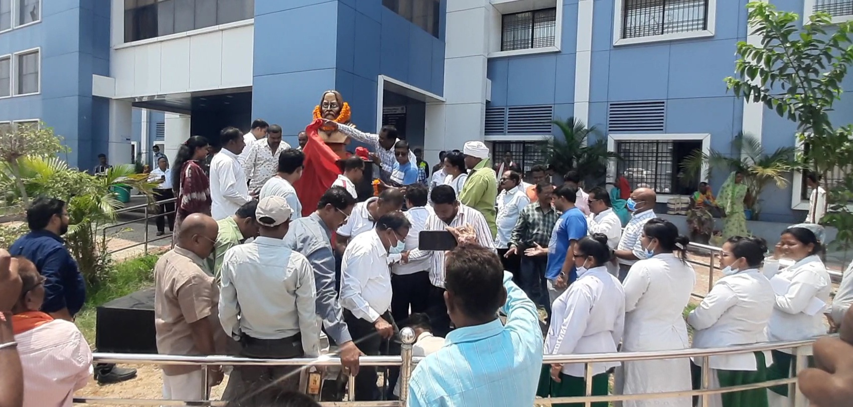 जिला अस्पताल में महान कवि समाज सुधारकर रविन्द्रनाथ टैगोर प्रतिमा का अनावरण