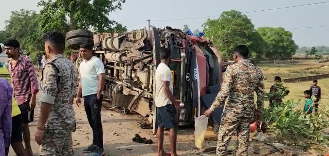 आमने-सामने दो ट्रक की जबरदस्त भिड़ंत, एक की मौत