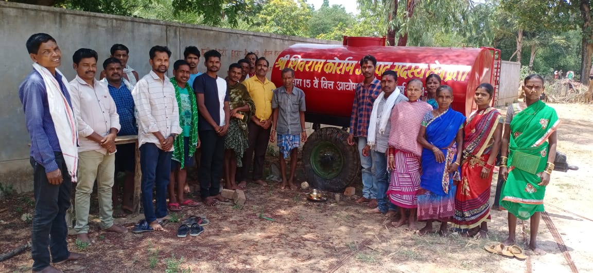 पानी की समस्या दूर करने जनपद सदस्य ने दिए टैंकर