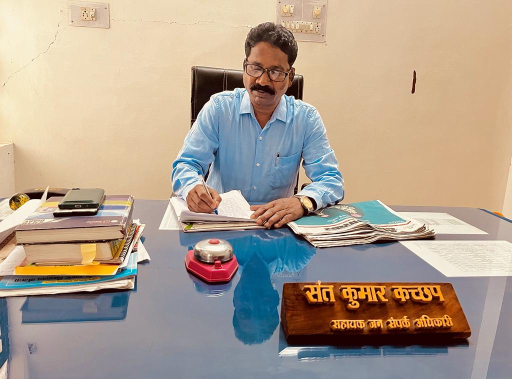 जनसंपर्क विभाग में भृत्य के पद पर भर्ती होने वाले संत कुमार अब बन गए सहायक संचालक