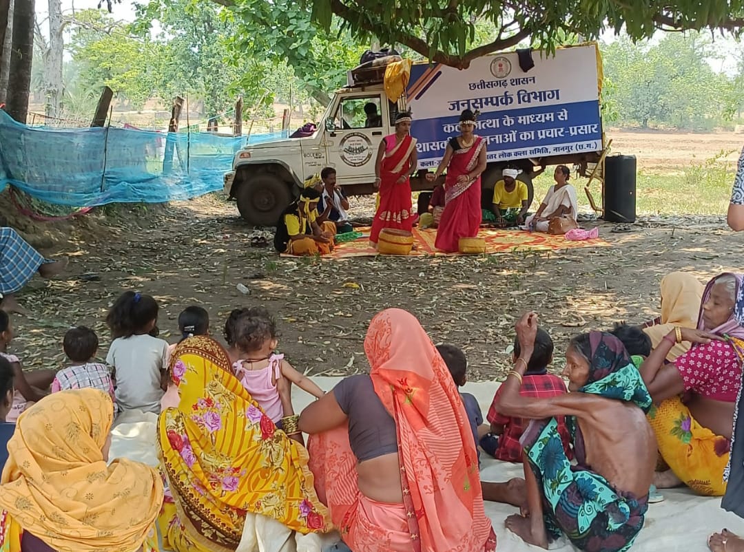 <em>कला जत्था की टीम शासन की योजनाओं का कर रही प्रचार-प्रसार</em>
