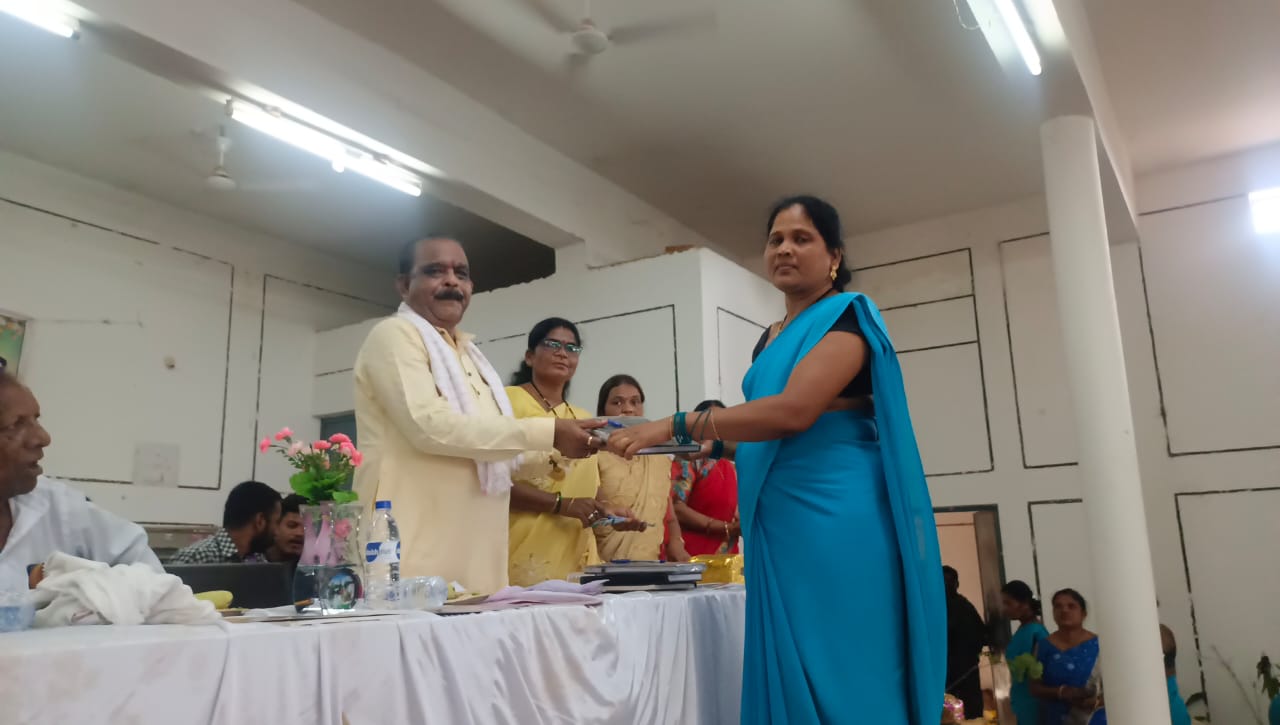 बकावंड में स्वास्थ्य पंचायत जन सम्मेलन एवं जनसंवाद कार्यक्रम में मितानिन बहनों का किया अभिवादन   लखेश्वर बघेल ने