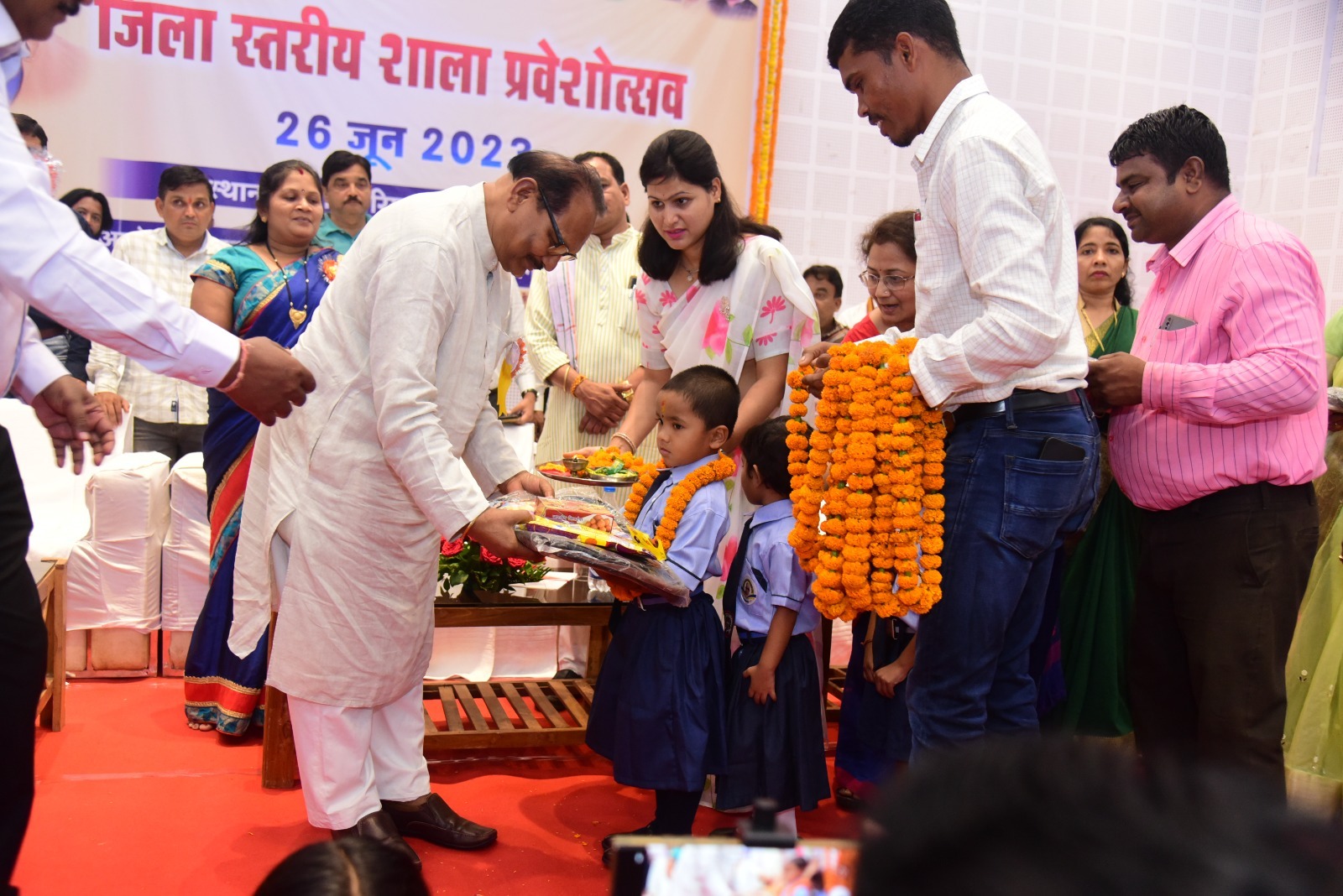 शिक्षा मंत्री ने शाला प्रवेशी बच्चों का तिलक लगाकर किया स्वागत