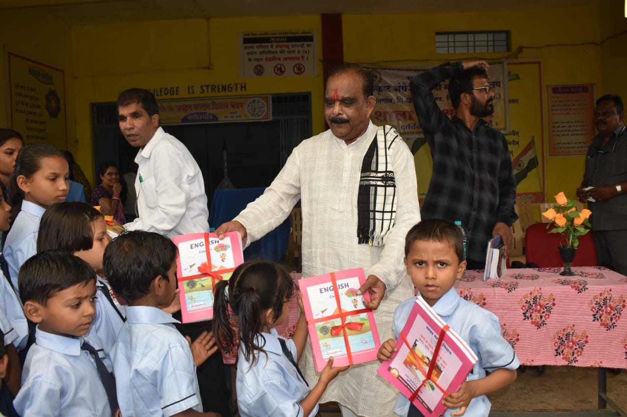 बस्तर विधायक बविप्रा अध्यक्ष लखेश्वर बघेल ने तिलक लगाकर छात्रों को कराया शाला प्रवेश