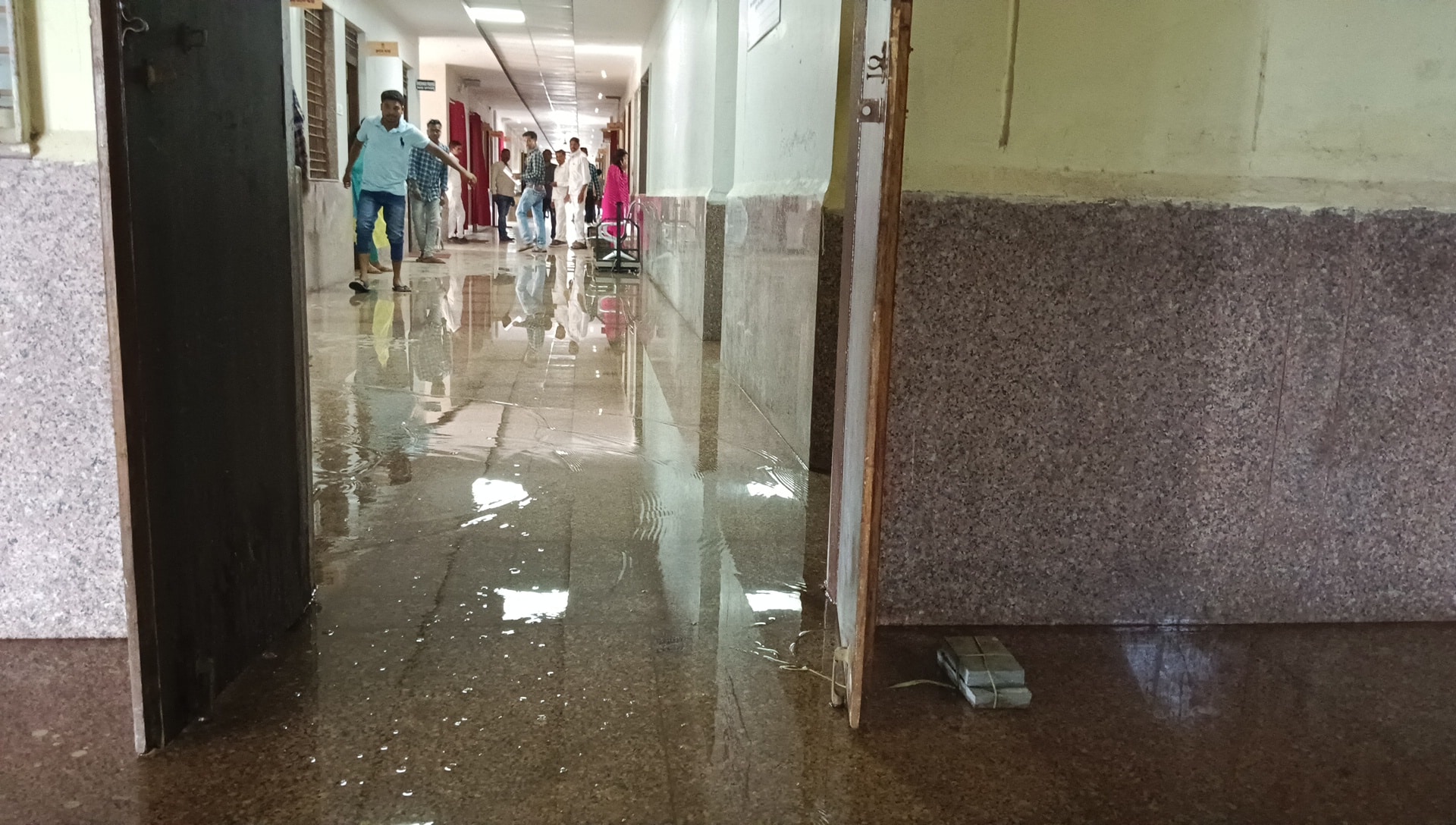 ब्रेकिंग कलेक्टर कार्यालय बना तालाब
