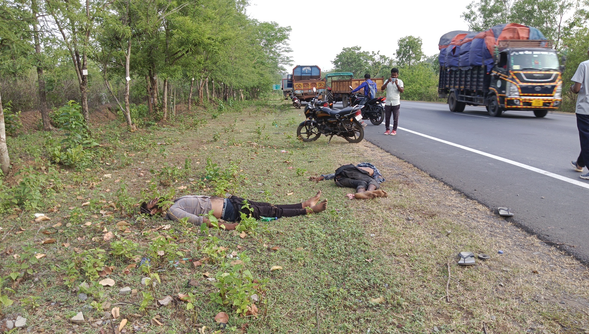 ब्रेकिंग<br>अज्ञात वाहन ने एन एच 30 में पैदल जा रहे दो लोग मारी टक्कर, एक की मौत, एक घायल, जांच में जुटी पुलिस