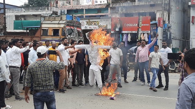कांग्रेसियों ने विधायक अजय चंद्राकर का फूंका पुतला