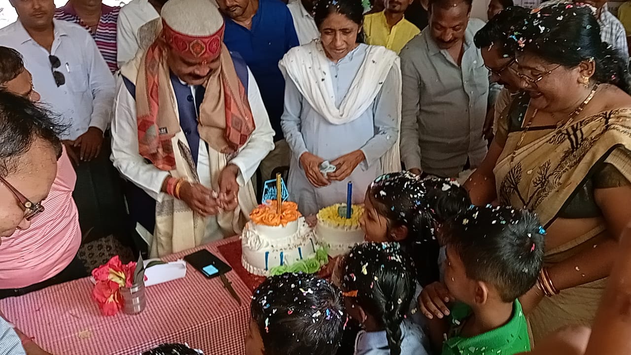 शाला प्रवेश उत्सव कार्यक्रम में बच्चों ने मनाया लखेश्वर बघेल का जन्मदिन