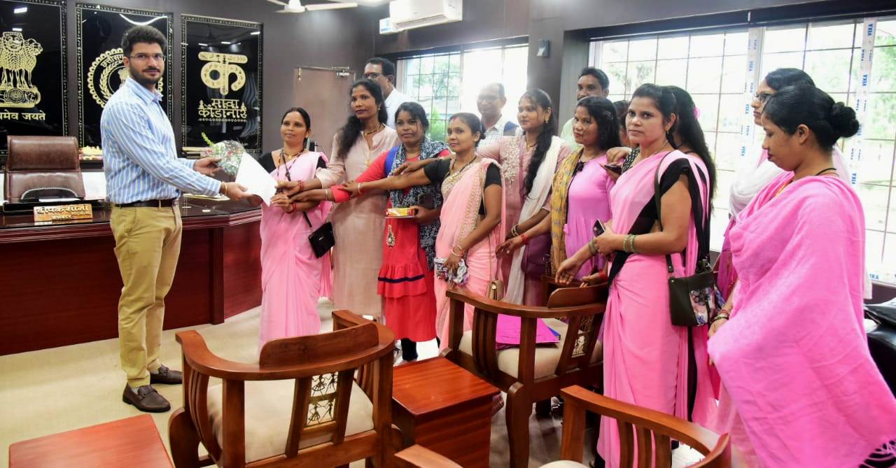 कलेक्टर  सोनी ने मितानीनों को सौंपा मानदेय वृद्धि का शासनादेश और दी बधाई