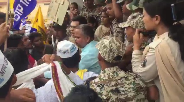 आम आदमी पार्टी के प्रदर्शनकारियों पर भड़के एसडीओपी कहा मेरा कॉलर क्यों पकड़ा, मामला नगर पंचायत घेराव के दौरान