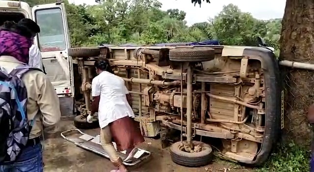 माल वाहक पलटने से 8 घायल