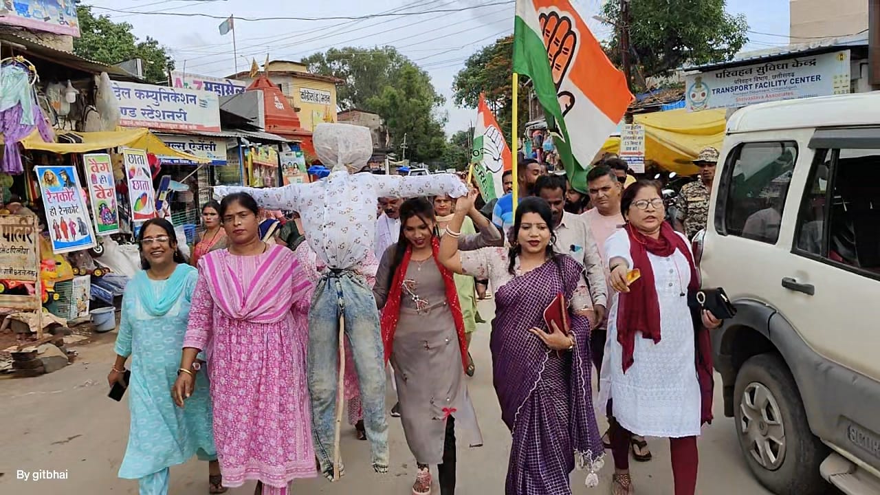 कोंडागांव विधान सभा महिला कांग्रेस ने किया पुतला दहन, नरेंद्र मोदी का<br>ना डरे थे, ना डरेंगे - राज मरकाम