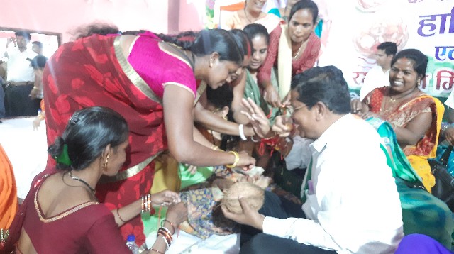 बहनों ने प्यार भरी राखी बांधी मंत्री मोहन मरकाम को