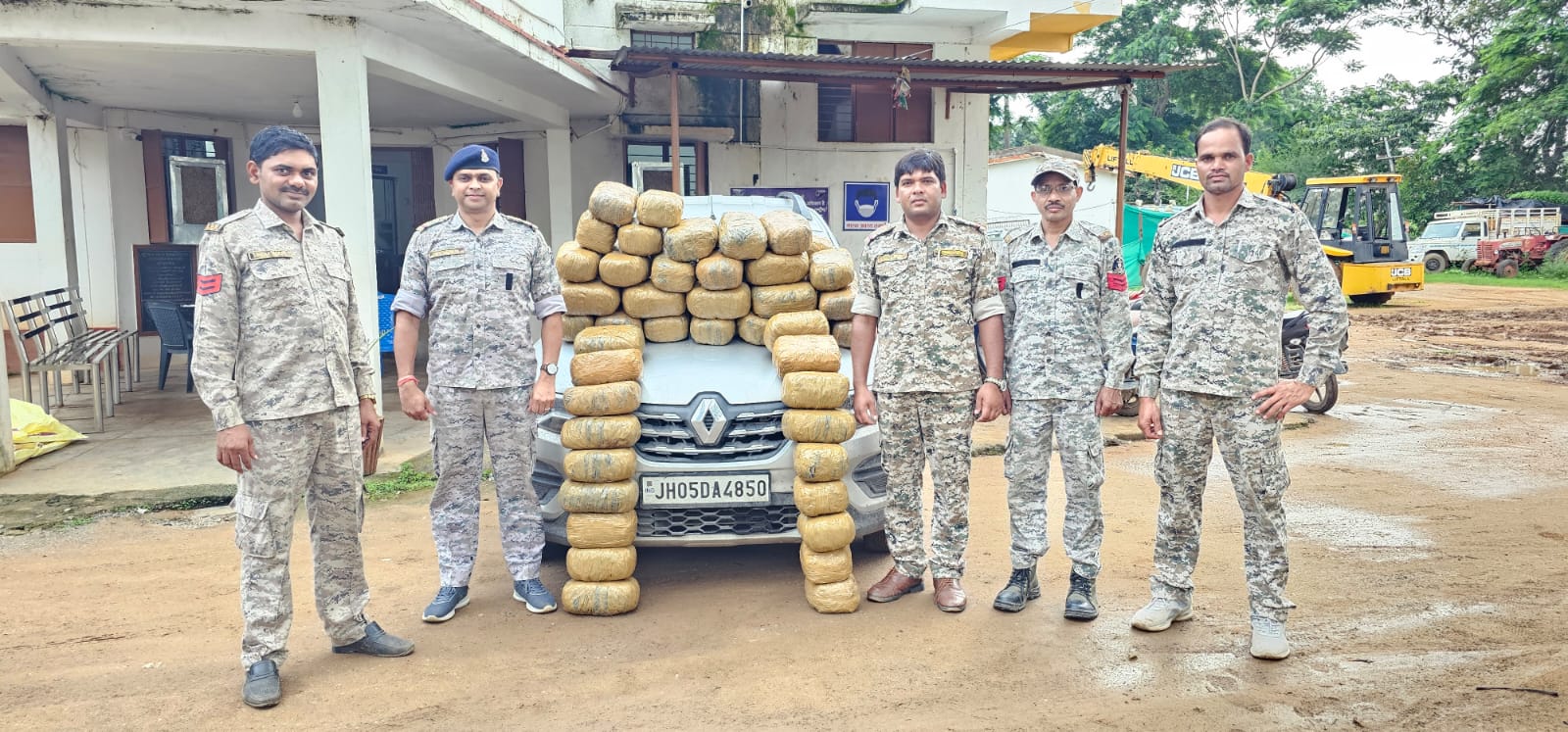 पुलिस ने किया 12 लाख से अधिक का गांजा जप्त, आरोपी हुए फरार