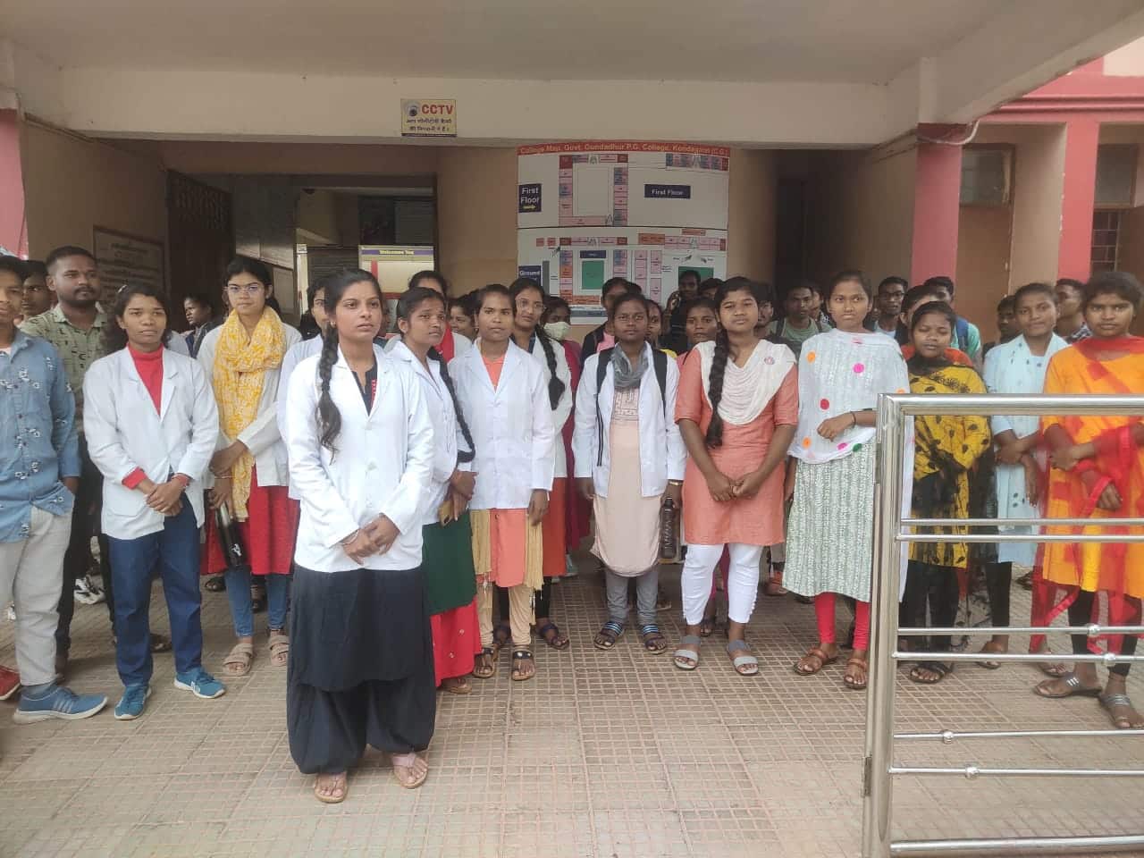 केमिस्ट्री प्रोफेसर नासिर के ट्रांसफर को लेकर छात्र - छात्राओं में रोष