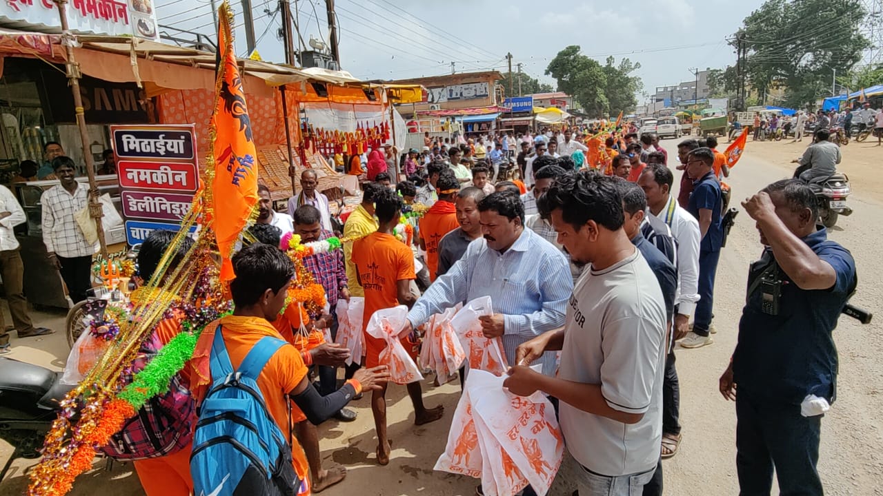 बोल बम जय घोष के साथ विधायक सन्तराम नेताम ने कावरियों का किया भव्य स्वागत