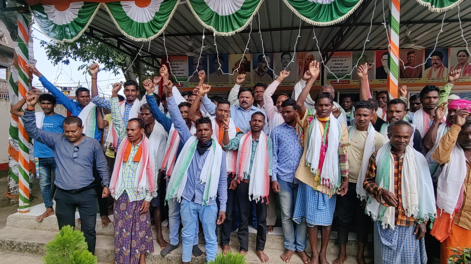 1 सौ अधिक लोग शामिल हुए कांग्रेस में, संतराम नेताम ने गमछा पहना कर किया अभिनदंन