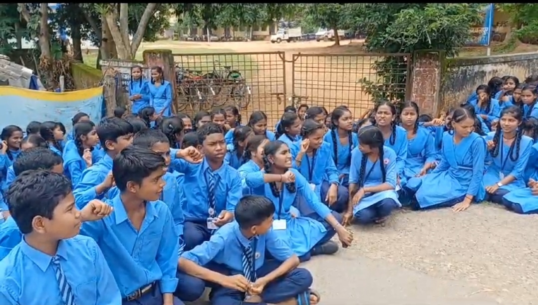 विद्याथियों का फूटा घुसा स्कूल में जड़ा लाता