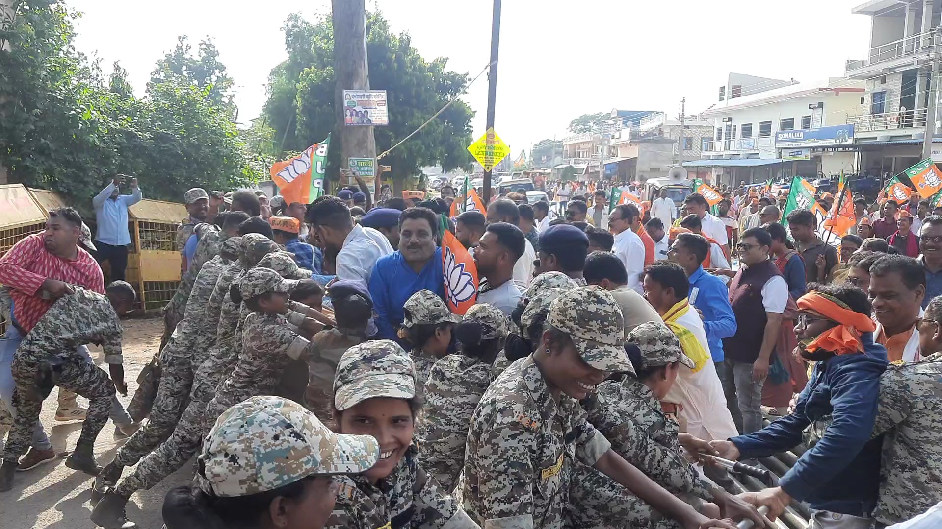 अमानक वर्मीकम्पोस्ट वितरण को लेकर भाजपा का प्रदर्शन, सैकड़ो किसानों ने बैरिकेड का किया घेराव