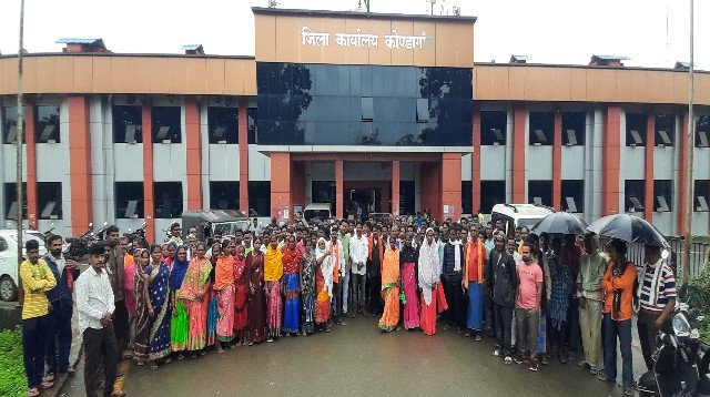सामुदायीक वन अधिकार पत्र की मांग लेकर कलेक्टर कार्यालय पहुंचे सैकड़ो की संख्या ग्रामीण