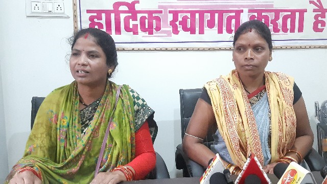 बुनकर समिति अध्यक्ष सचिव ने लाखों की हेराफेरी का लगाया आरोप पूर्व कलेक्टर टेकाम व सरस् मेडम पर<br>