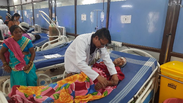 वाहन पलटने से 16 लोग घायल
