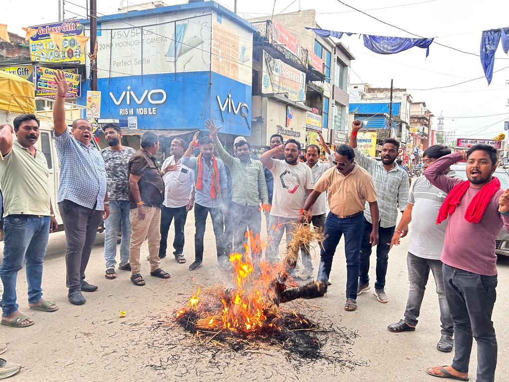 युवा मोर्चा ने किया मुख्यमंत्री भूपेश बघेल का पुतला दहन