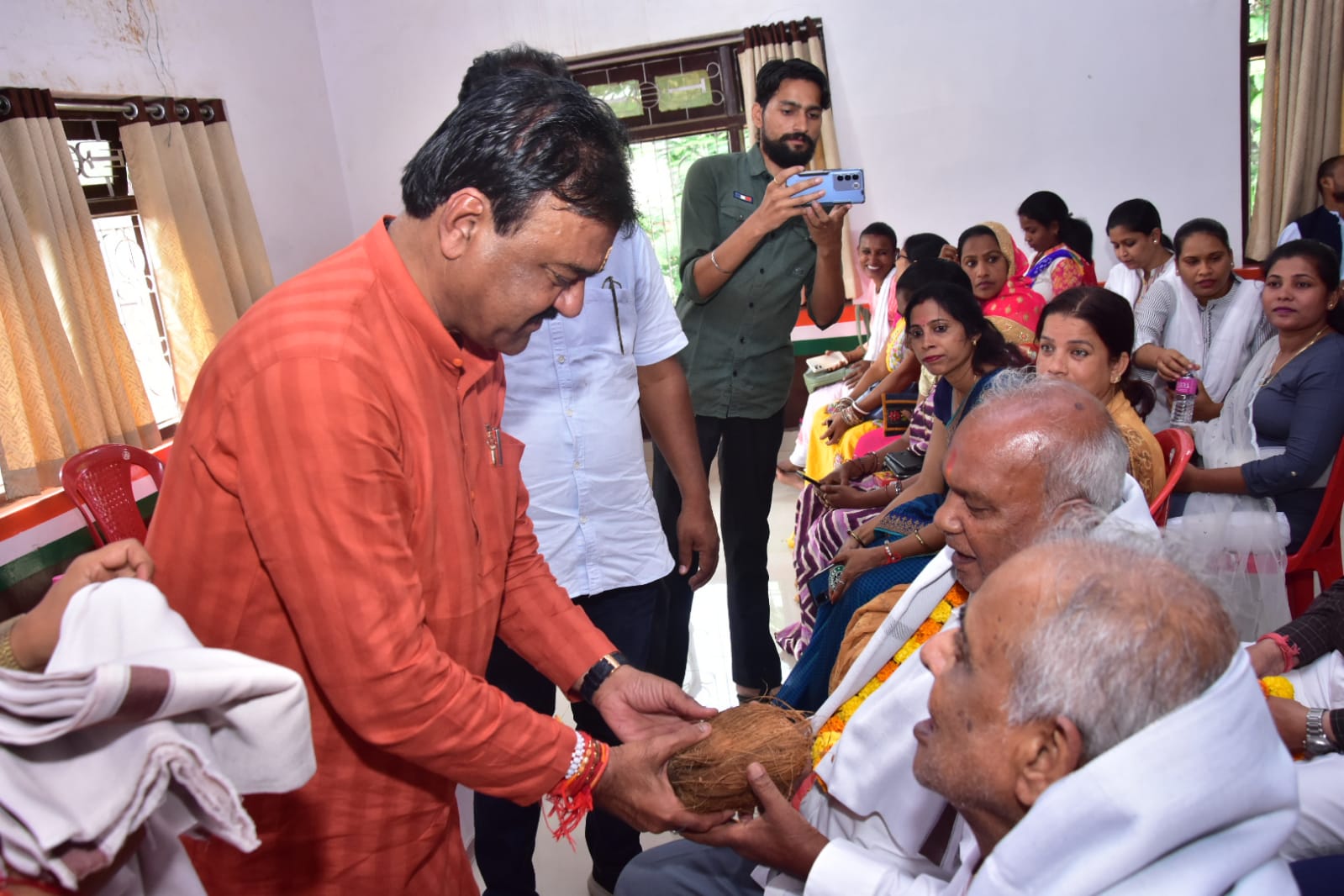 शिक्षक दिवस पर शिक्षकों का विधायक जैन ने शाल-श्रीफल भेंट कर किया सम्मानित 