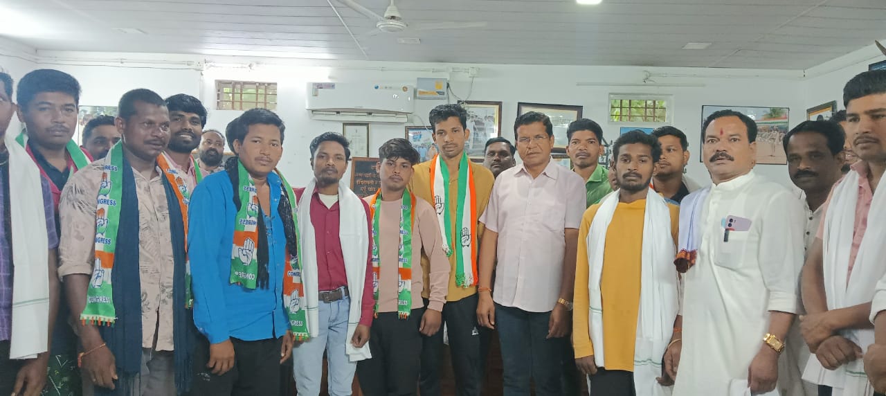 <em>केबिनेट मंत्री मोहन मरकाम के समक्ष 16 ग्रामीणों एवं भाजपा समर्थको ने किया कांग्रेस प्रवेश</em>