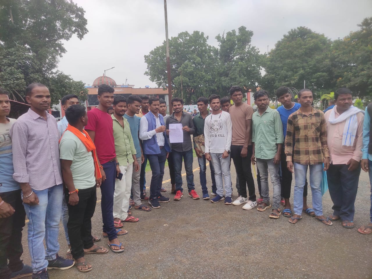 शिक्षकों की मांग को लेकर जन चौपाल में पहुंचे पलोर के ग्रामीण