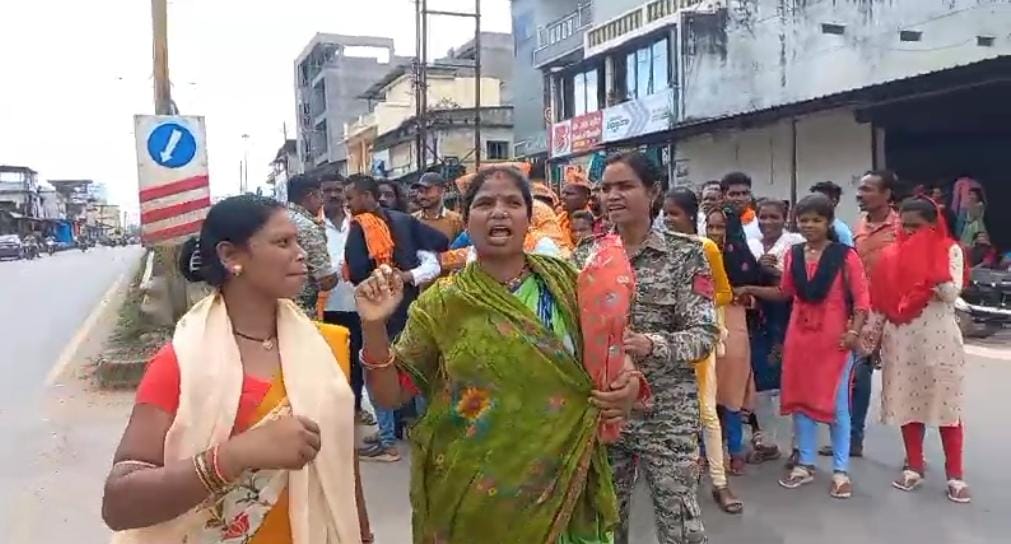 कर्ज में डूबी बुनकर महिलाएं मुख्यमंत्री निवास तक पैदल यात्रा में निकले