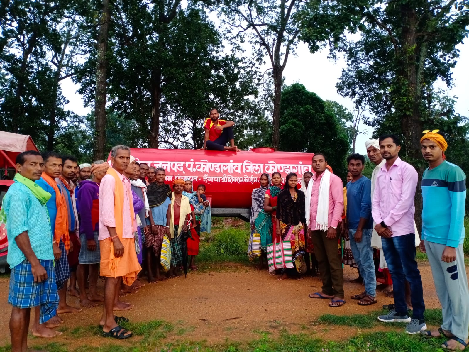 हगवा गांव में जनपद सदस्य के द्वारा पानी टैंकर देकर ग्रामीणों की मांग किए समाधान - शिव कोर्राम