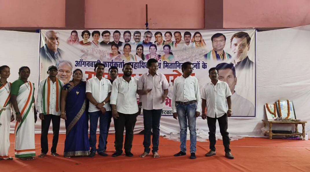 मिलन समारोह में महिलाओं को श्रीफल साड़ी देकर किया सम्मानित मंत्री मोहन मरकाम ने