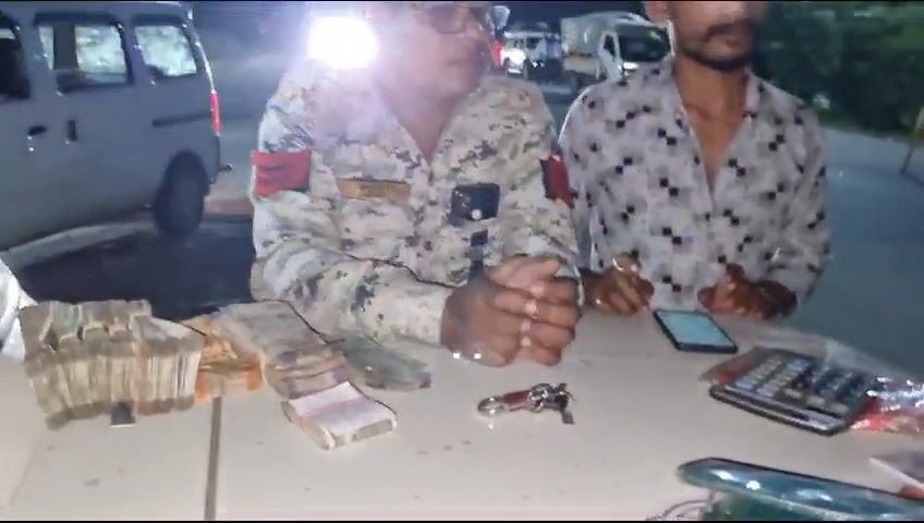चेकिंग के दौरान पुलिस ने तीन लाख रुपये से अधिक की राशि की जप्त