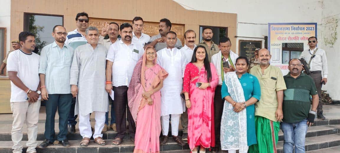 छविंद्र ने शुभ मुहूर्त में किया नामांकन दाखिल