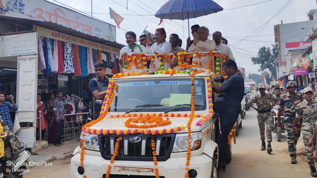 मुख्यमंत्री भूपेश बघेल की मौजूदगी मे चंदन कश्यप ने दाखिल किया नामांकन