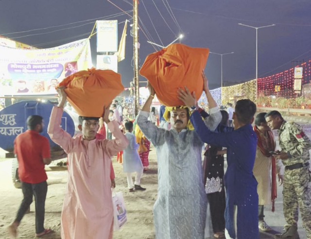 भोजपुरी समाज के द्वारा विधिविधान से की छठ पूजा, डुबते सूर्य को दिया अर्घ्य