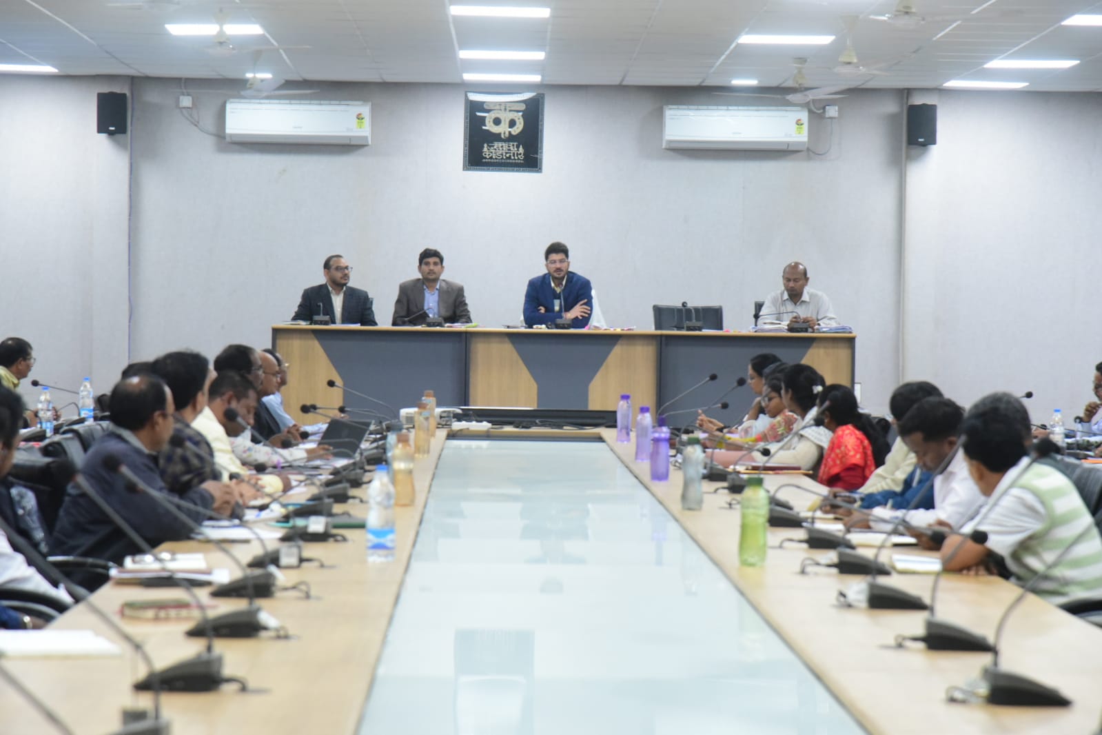 <em>कुंआ में डूबने से मृत्यु व्यक्ति की पत्नी को कलेक्टर ने दी 04 लाख रूपये की आर्थिक सहायता राशि</em>