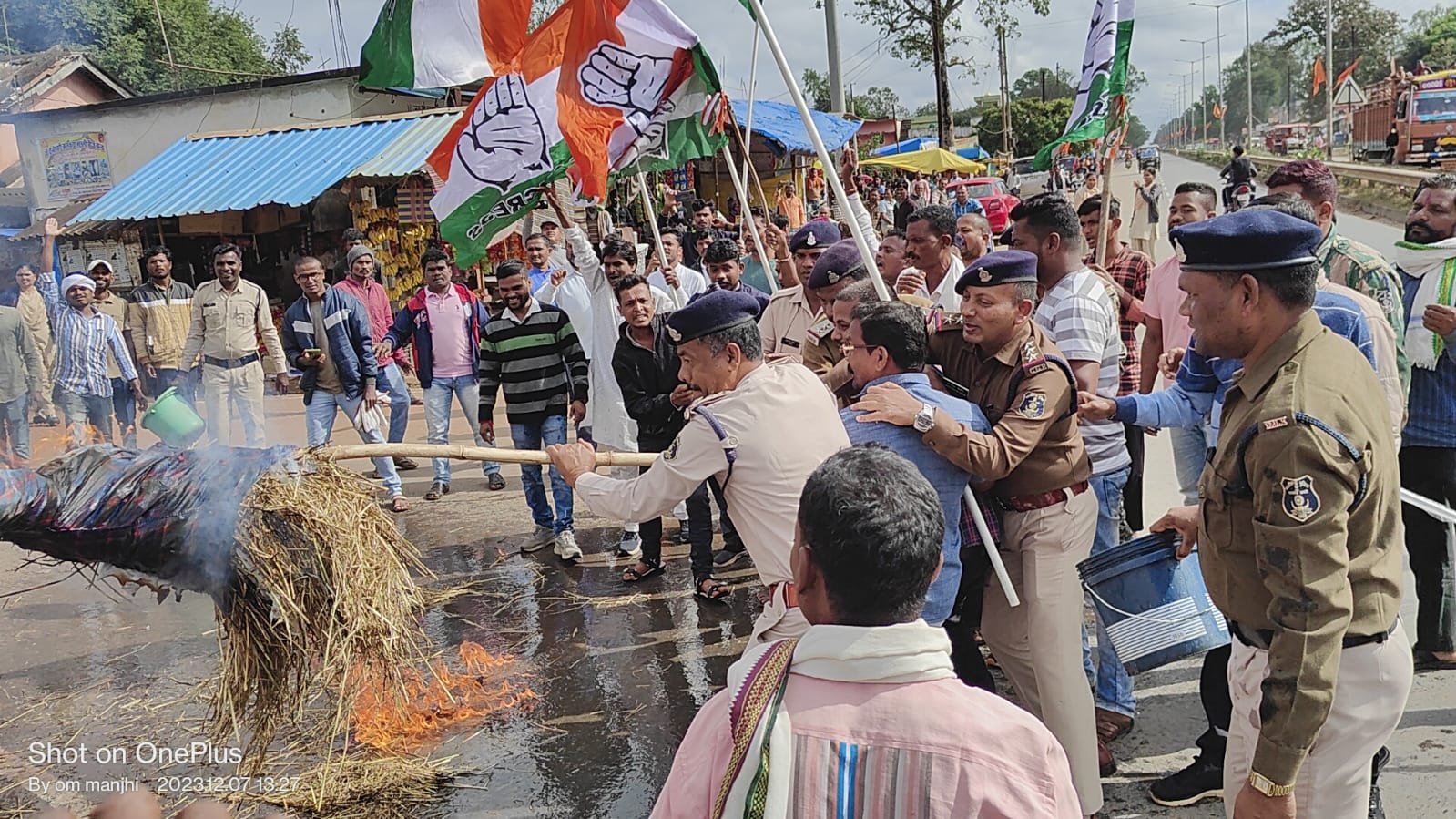 कांग्रेस कार्यकर्ता के साथ मारपीट के विरोध में केदार कश्यप का पुतला फूंका