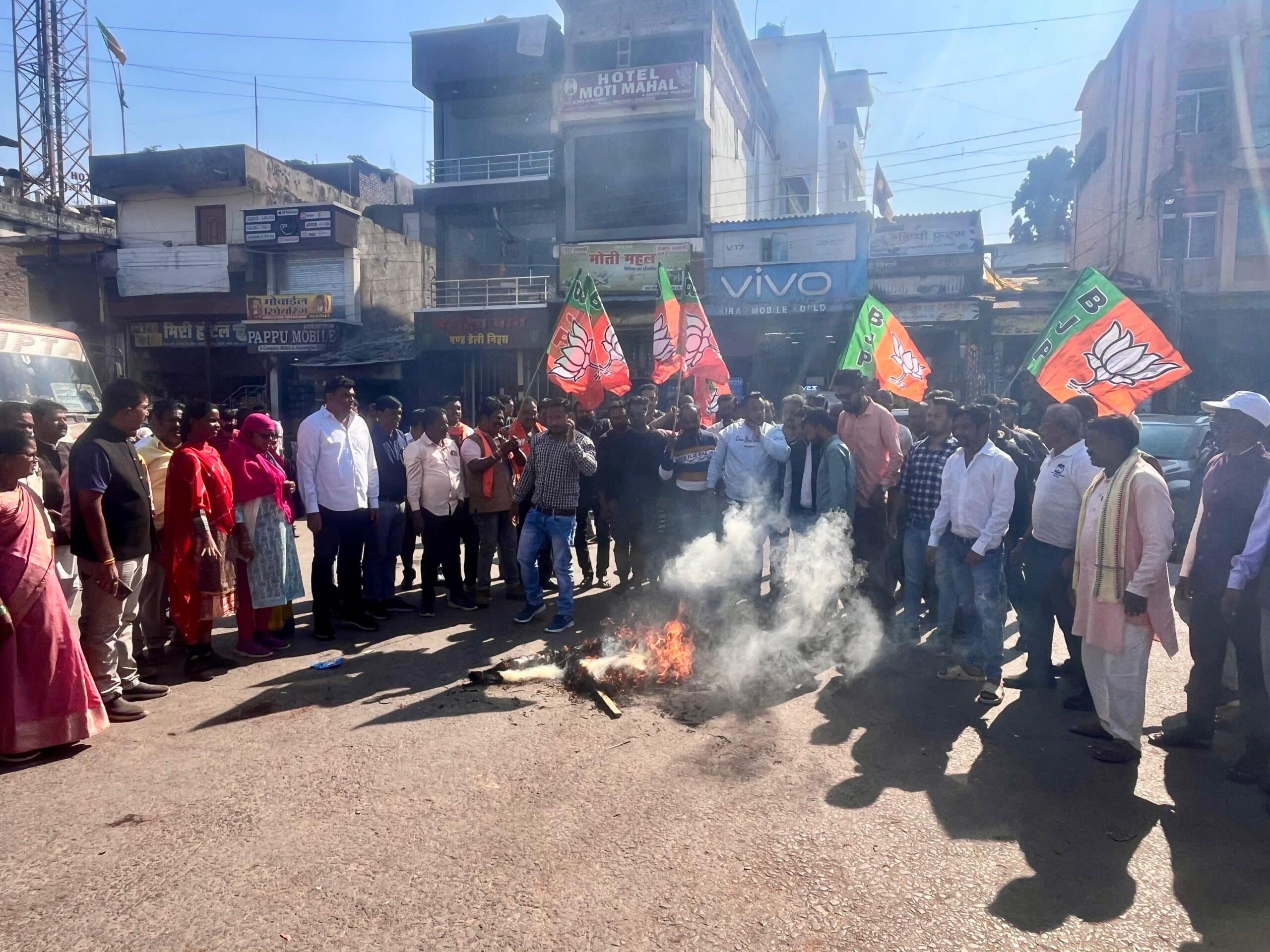 भाजपा ने राहुल गांधी का फूंका पुतला