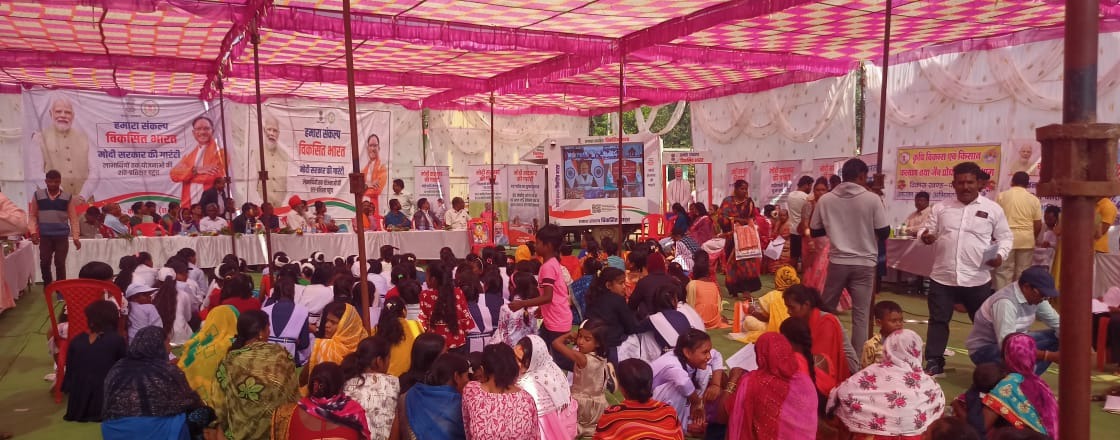 विकसित भारत संकल्प यात्रा में शामिल लाभार्थियों से जुड़े प्रधानमंत्री नरेंद्र  मोदी