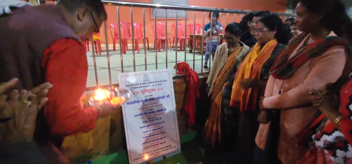 <em>दंतेश्वरी विहार में 43 लाख रुपये लागत के सीसी सड़क का विधायक ने किया भूमिपूजन</em>