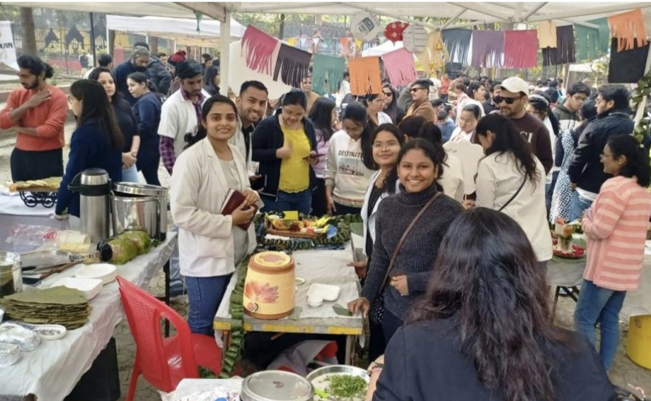आयुर्वेद के प्रति लोगों को जागरूक करने आयुर्वेद महाविद्यालय द्वारा गांधी उद्यान में "आयुर्विद्या प्रदर्शनी" का आयोजन