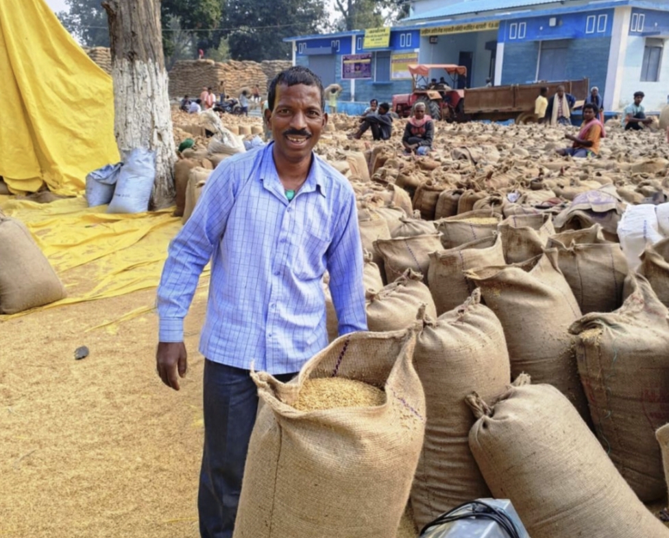 बोनस राशि मिलने से जनक राम के चेहरे पर आई मुस्कान, परिवार में छाई खुशहाली