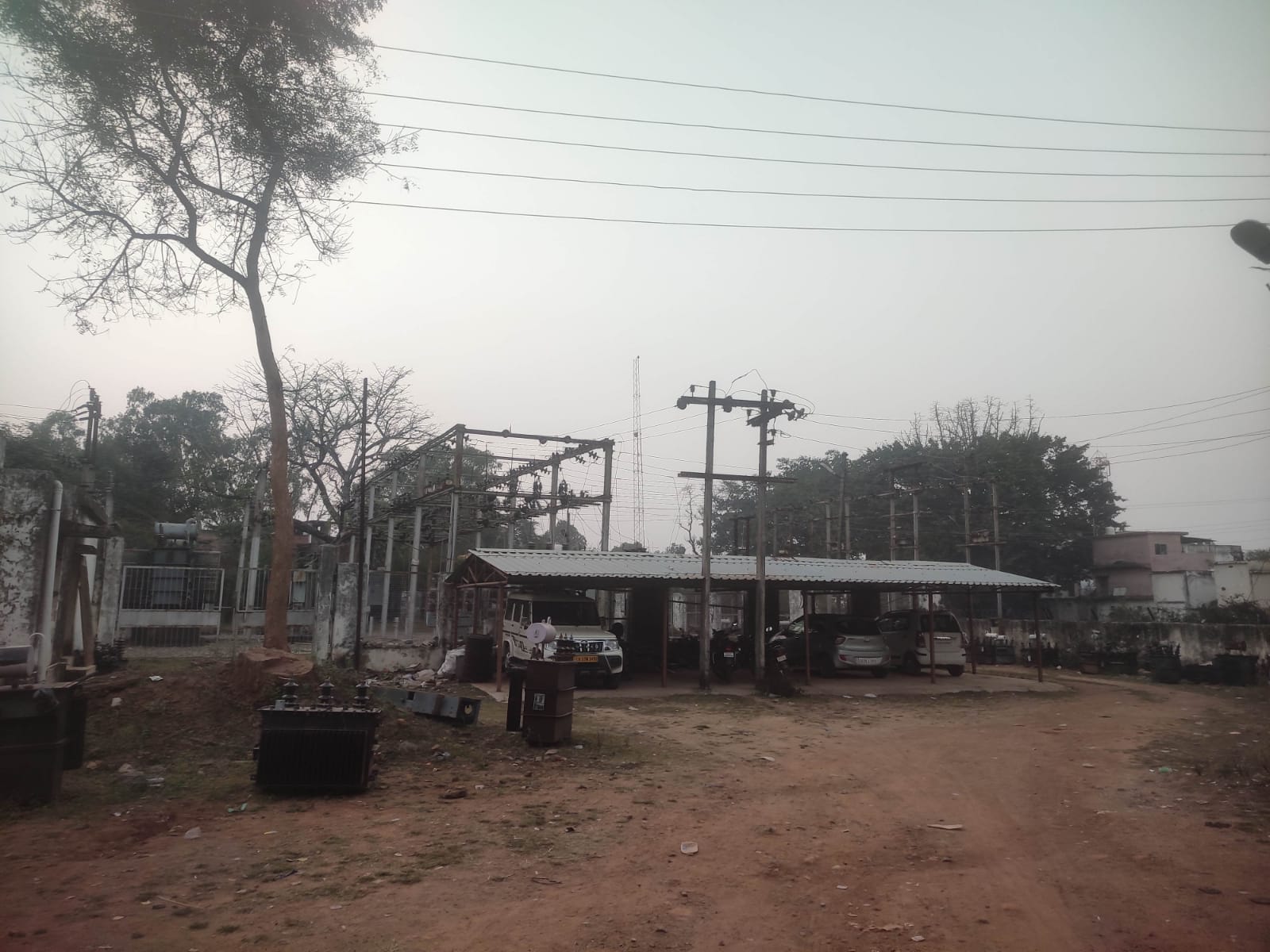 करंट की चपेट में आकर दो ठेका कर्मी गंभीर, सुरक्षा पर उठ रही सवाल