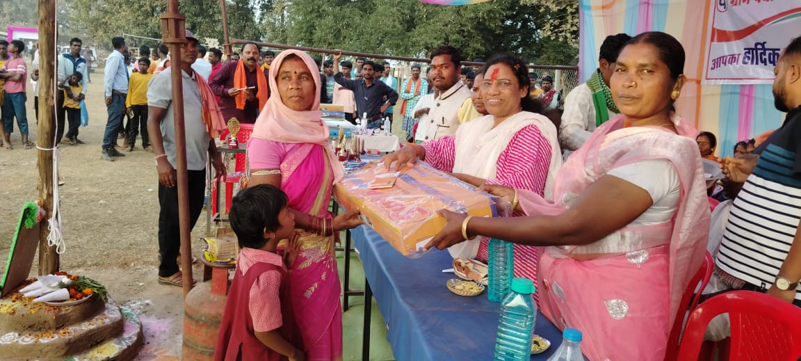 लता उसेंडी ने किया महिलाओ को उज्जवला गैस वित्तरण...