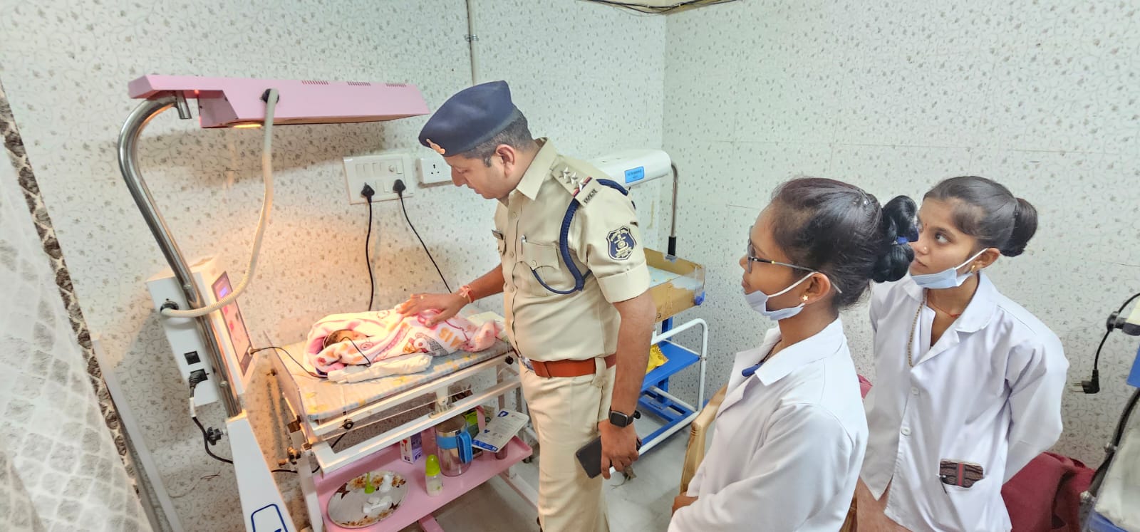 कलयुगी मां ने नवजात शिशु को फेंका झाड़ियों में...